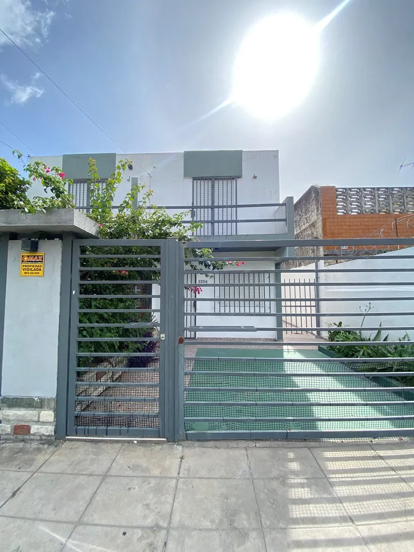 Dúplex de 3 ambientes con balcón, patio y cochera en Castelar