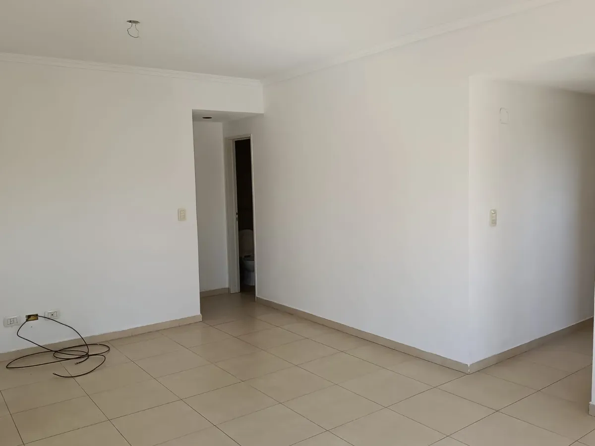 Apartamento de dois ambientes com vaga de garagem em Lanús Centro