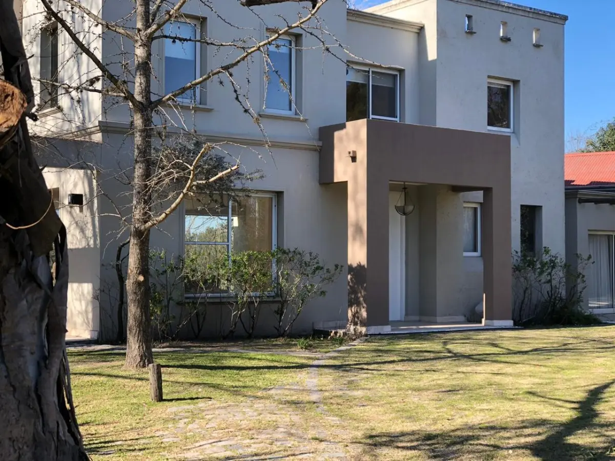 Casa en alquiler de 4 dormitorios en Club de Campo Los Pingüinos, Ituzaingó