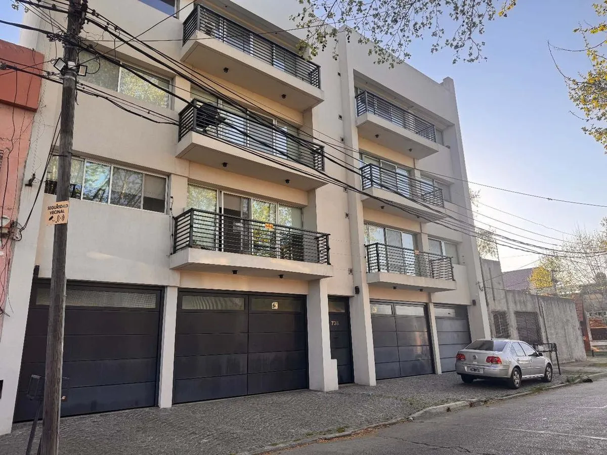 Меблированная двухкомнатная квартира с парковочным местом в Bernal Este (Quilmes)