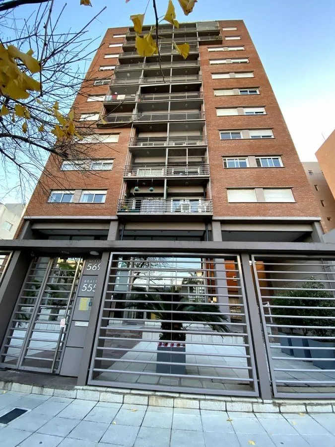 Apartamento de dois ambientes com varanda e vaga coberta em Morón Sur