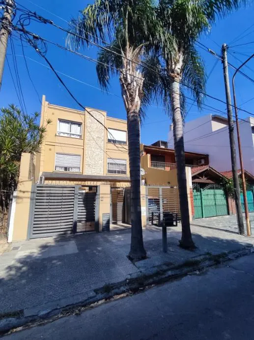 Two-room apartment with private front ground-floor unit in Ramos Mejía Sur