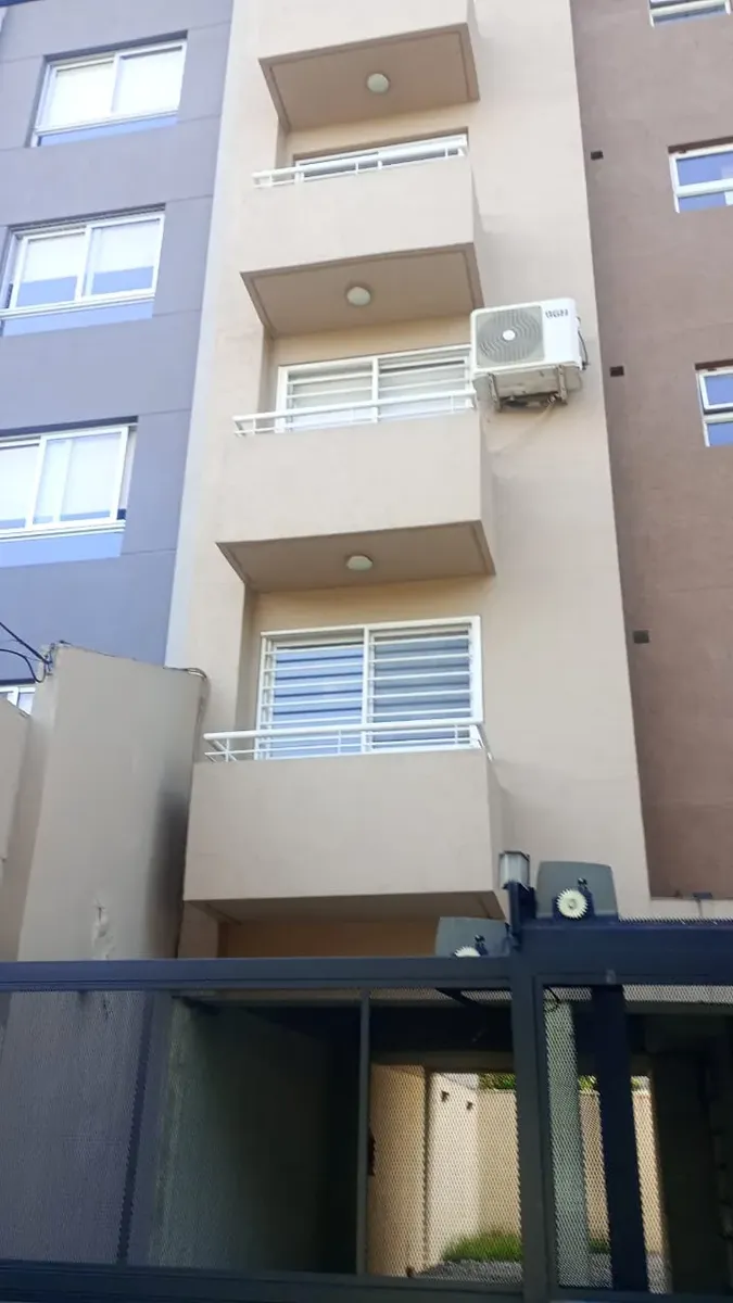 Departamento de 2 ambientes en Morón, a 9 cuadras de la estación
