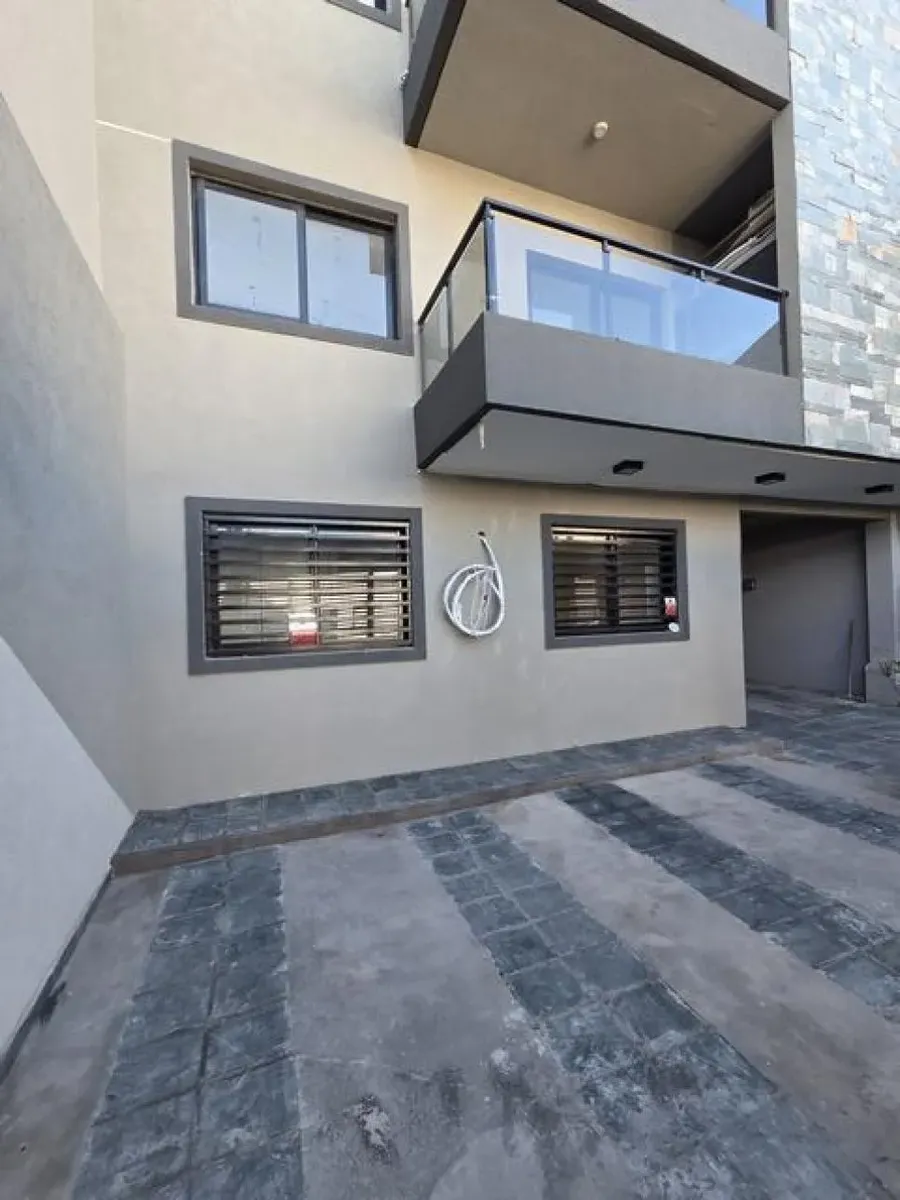 Apartamento de dois ambientes com 1 quarto, térreo e vaga de garagem em Tres de Febrero