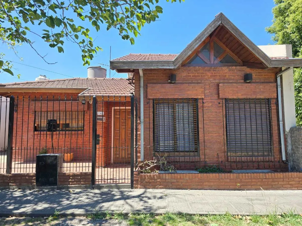 Casa com 3 dormitórios e jardim em Ituzaingó