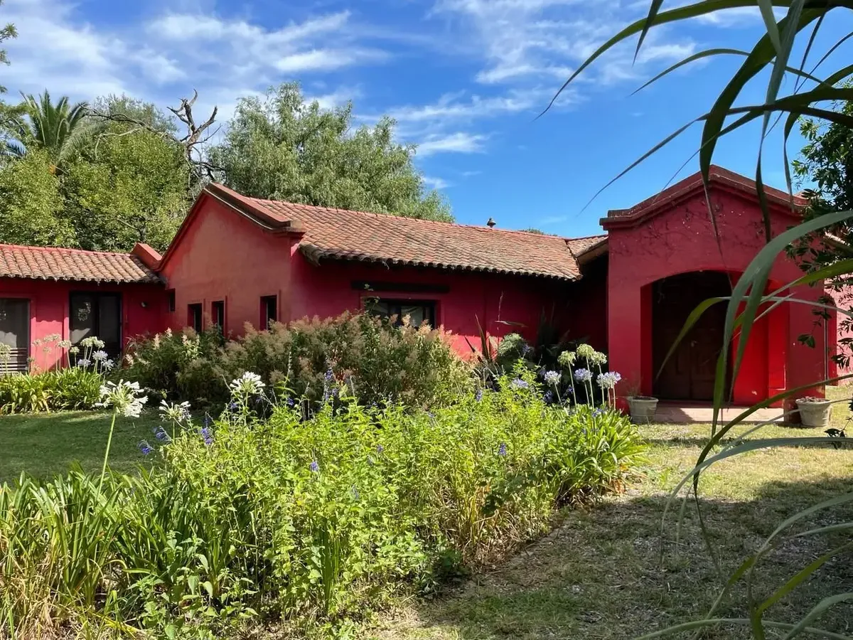 Nine-room house in Las Delicias, Luján