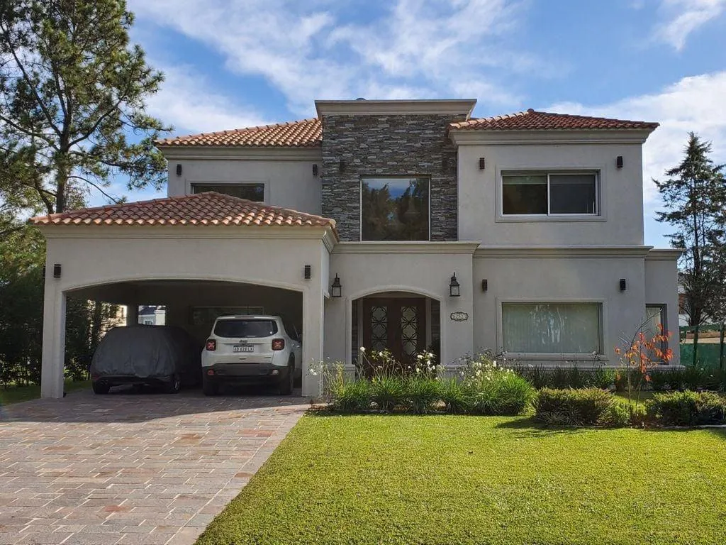 Casa com 4 dormitórios em Esteban Echeverría