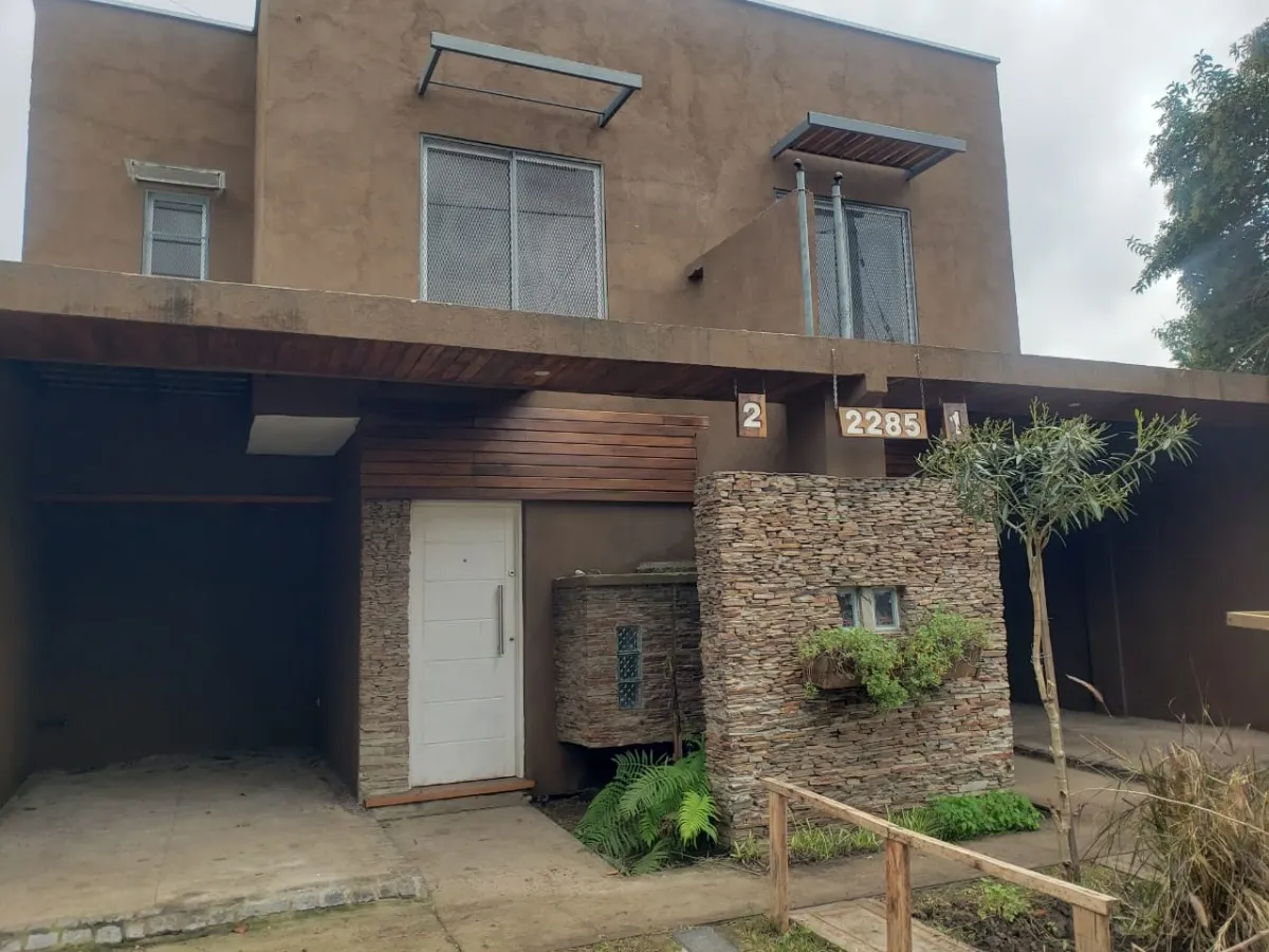 Apartamento de 2 dormitórios com pátio em Ituzaingó Sur