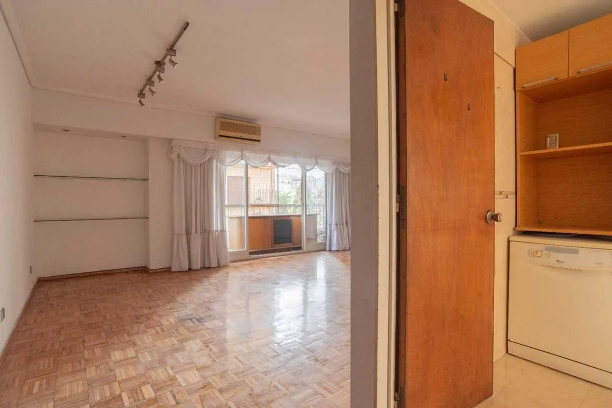 Apartamento de 3 ambientes com dependência de serviço em Flores