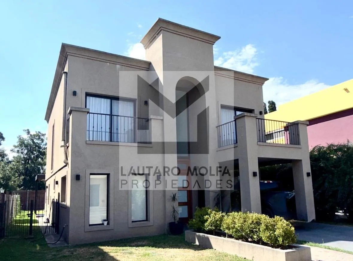 Полуамеблированная квартира с 4 спальнями в закрытом кондоминиуме Villa Udaondo