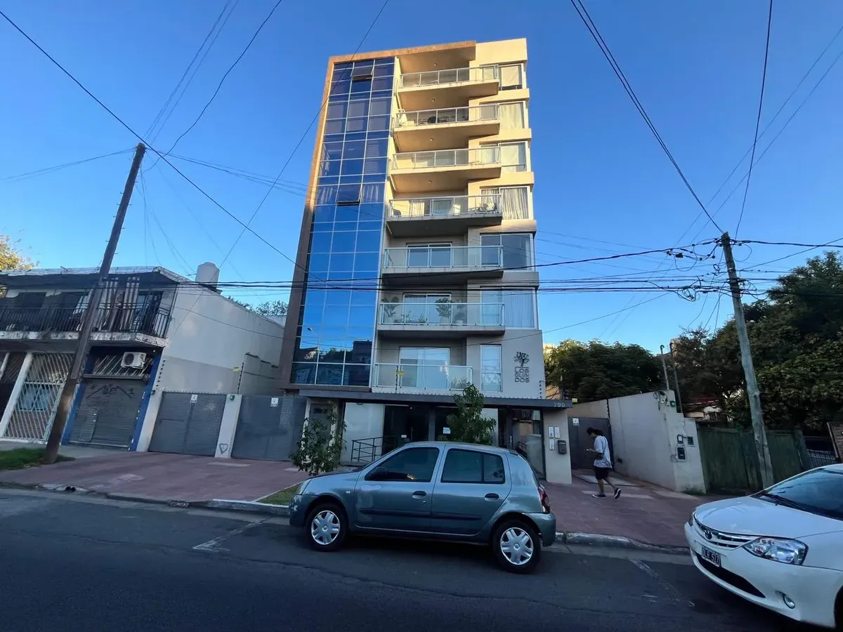 Kitnet térreo com 1 banheiro e pátio lateral em Ituzaingó