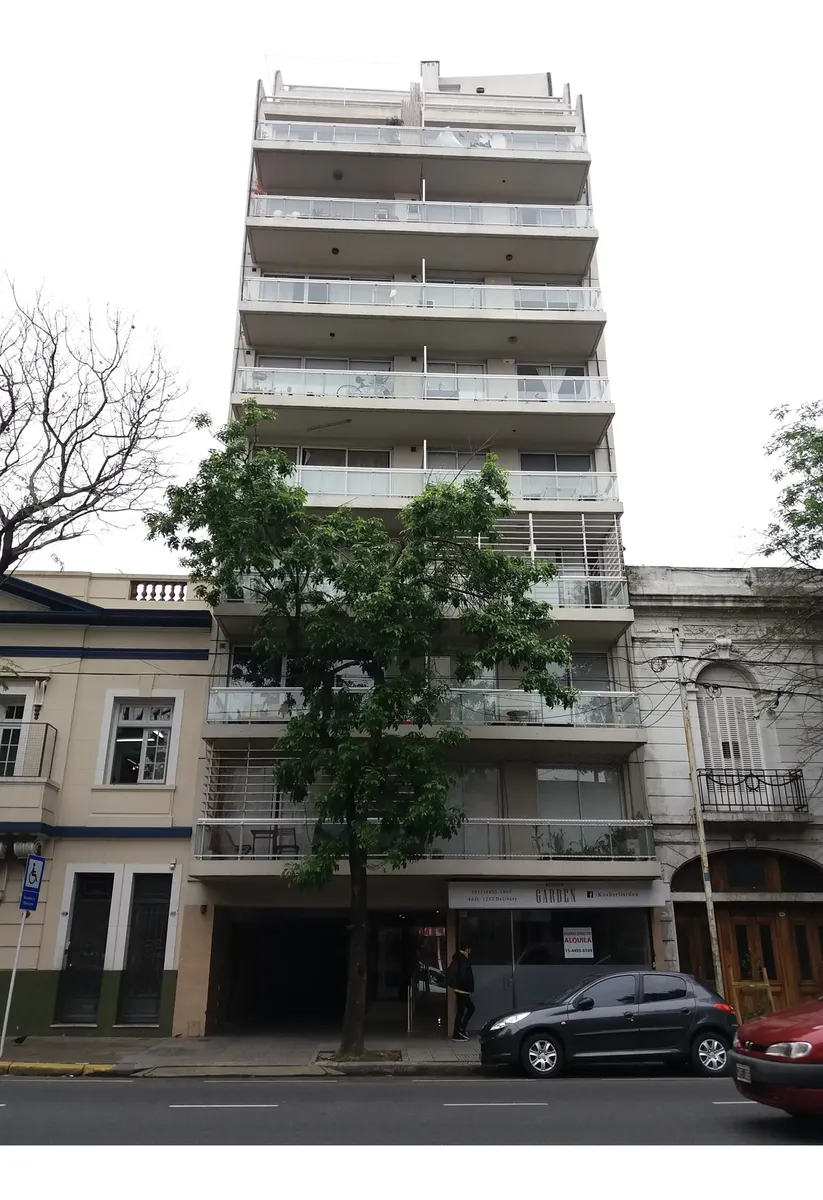 Departamento monoambiente dividido con balcón en Flores