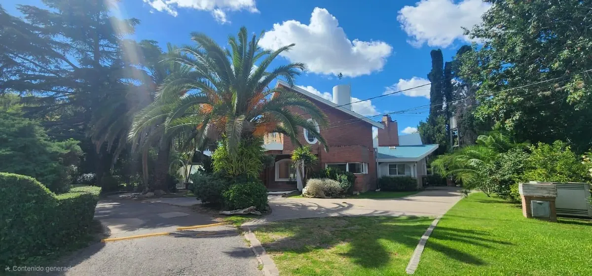 Casa de 360 m² em Ituzaingó, com 3 dormitórios e piscina coberta
