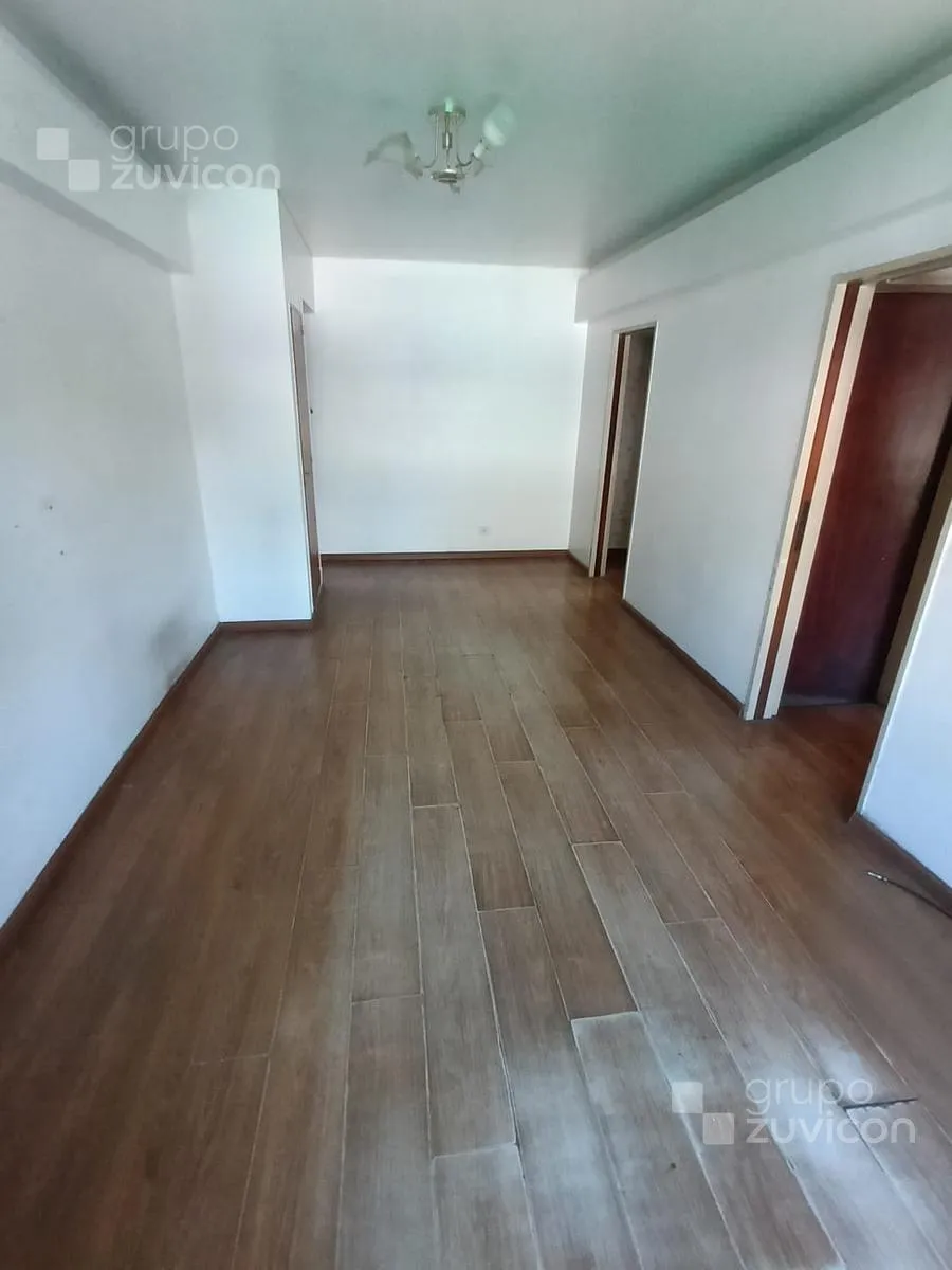 Departamento de 2 ambientes al frente con balcón en San Cristóbal