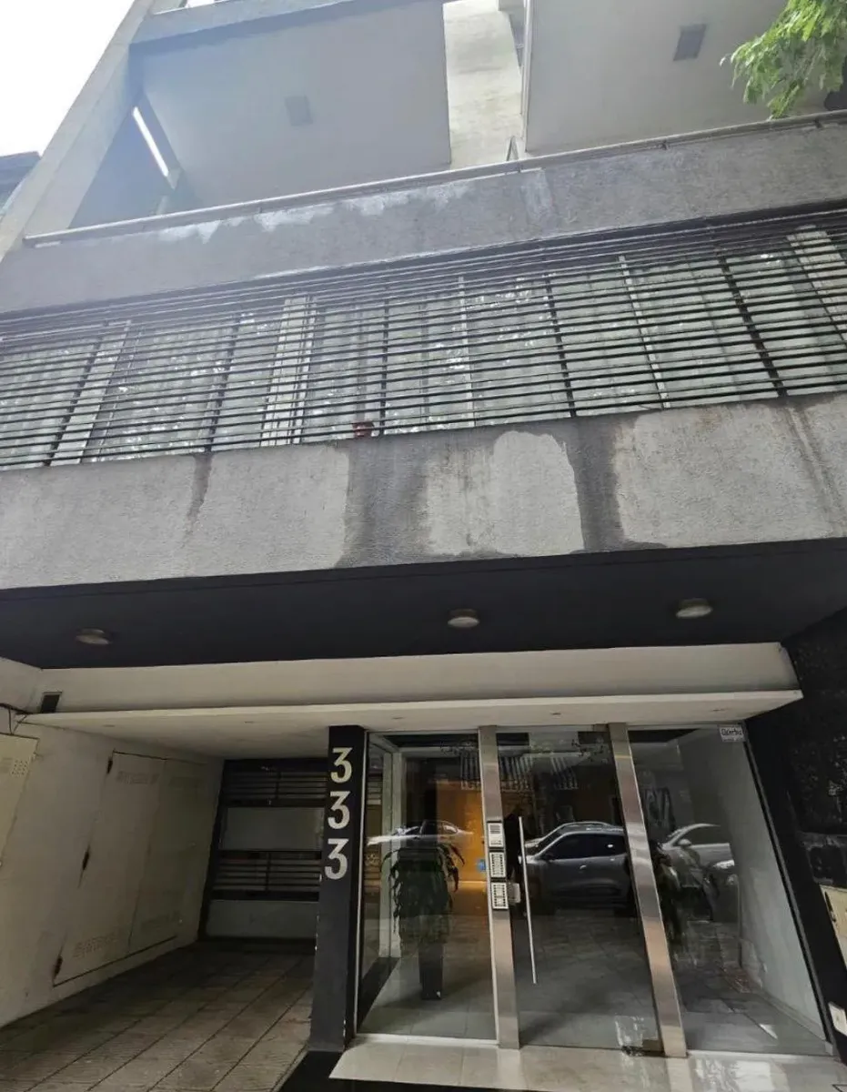 Apartamento duplex de três ambientes com vaga de garagem em Flores