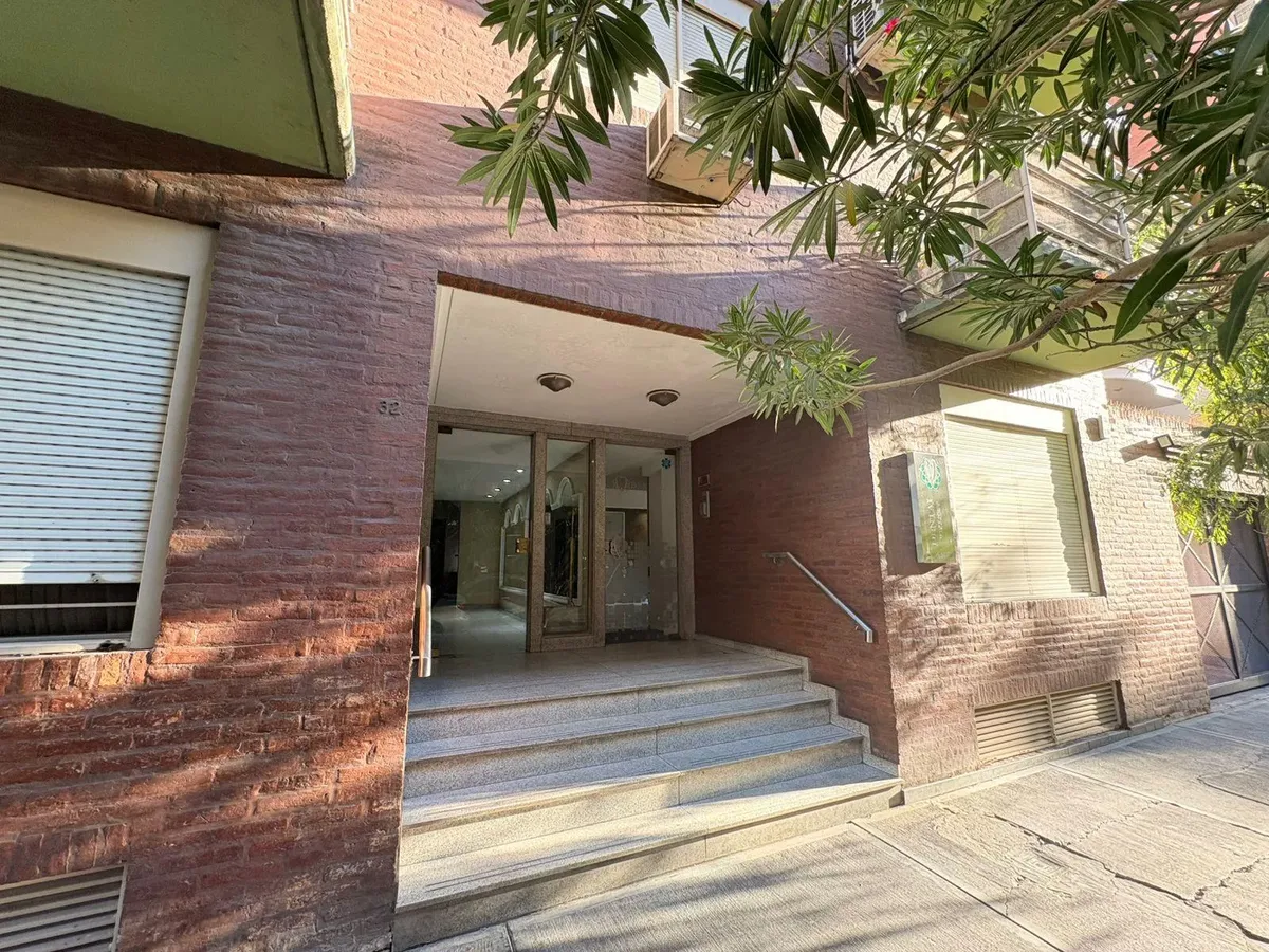 Apartamento de 2 ambientes com vaga de garagem em Lanús Oeste