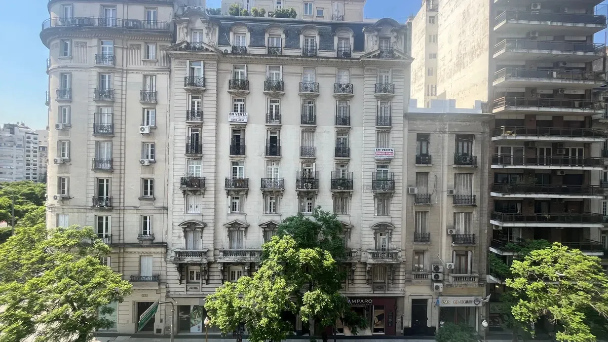 Three-bedroom apartment with independent kitchen in Retiro