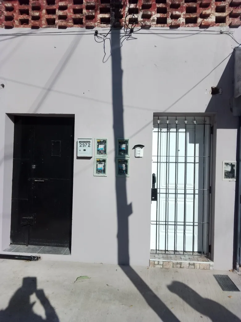 Apartamento de três ambientes com quintal e área de churrasco em Lanús