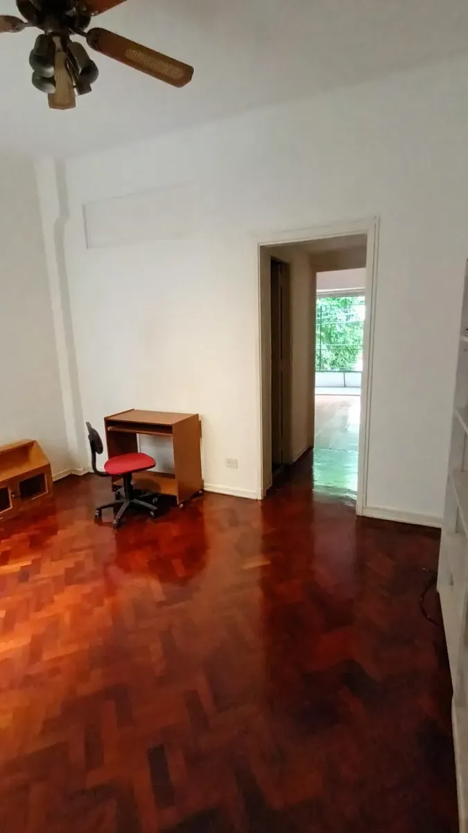 Apartamento de dois ambientes de frente com varanda em Palermo