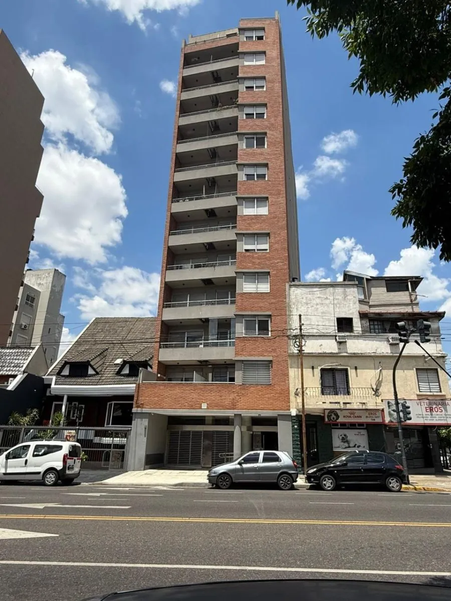 Двухкомнатная квартира с спальней en suite и балконом в Boedo