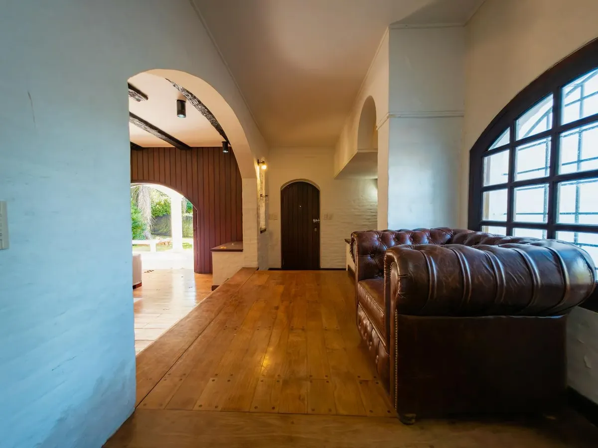 Seven-bedroom house in Villa Elisa