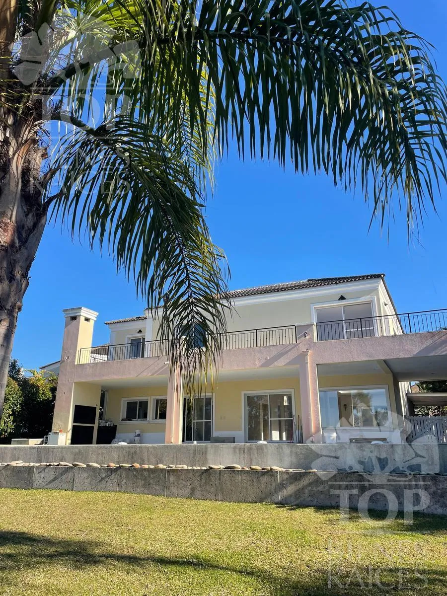 Casa com 4 quartos em Barrancas del Lago, Nordelta