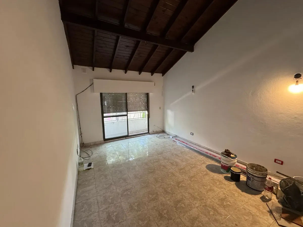 Apartamento de três ambientes de frente em General San Martín