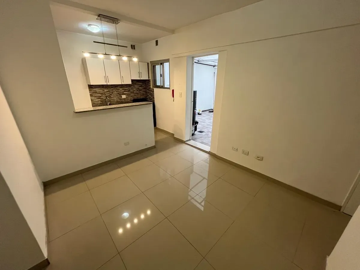 Apartamento de dois ambientes reformado com pátio coberto em Villa Devoto