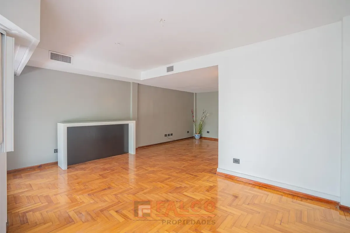 Piso de 4 ambientes remodelado en Flores con 2 cocheras fijas