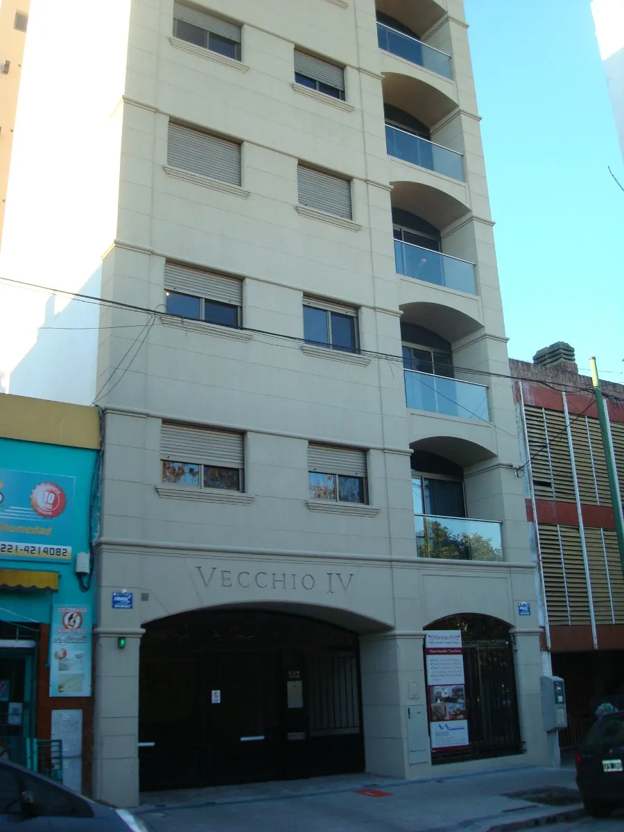 Apartamento de 2 dormitórios com vaga de garagem coberta para alugar em La Plata