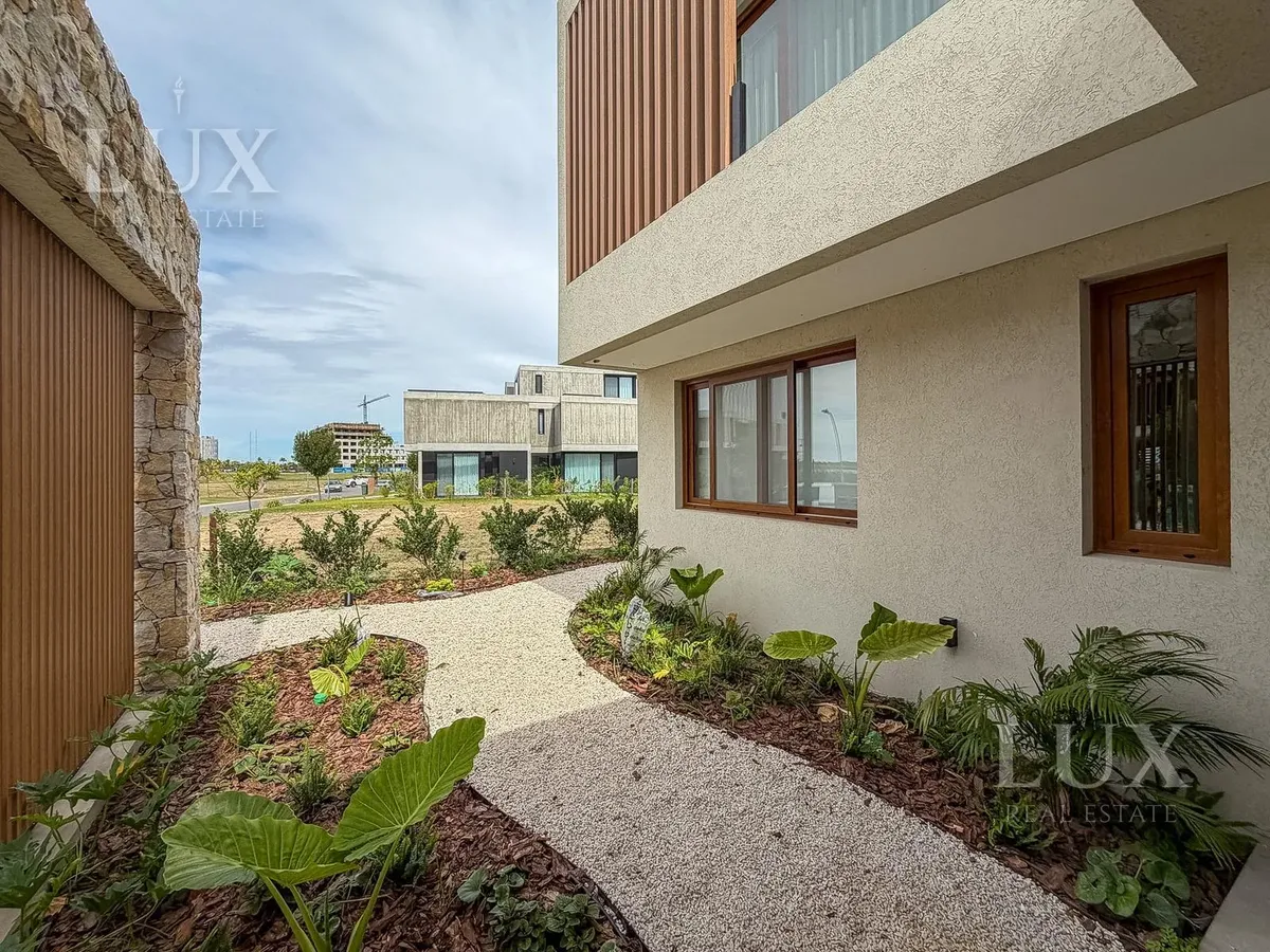 Four-bedroom apartment-style house on the lake in Los Puentes, Nordelta Tigre