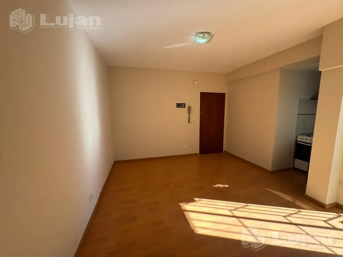 Apartamento de dois ambientes com varanda em Mataderos
