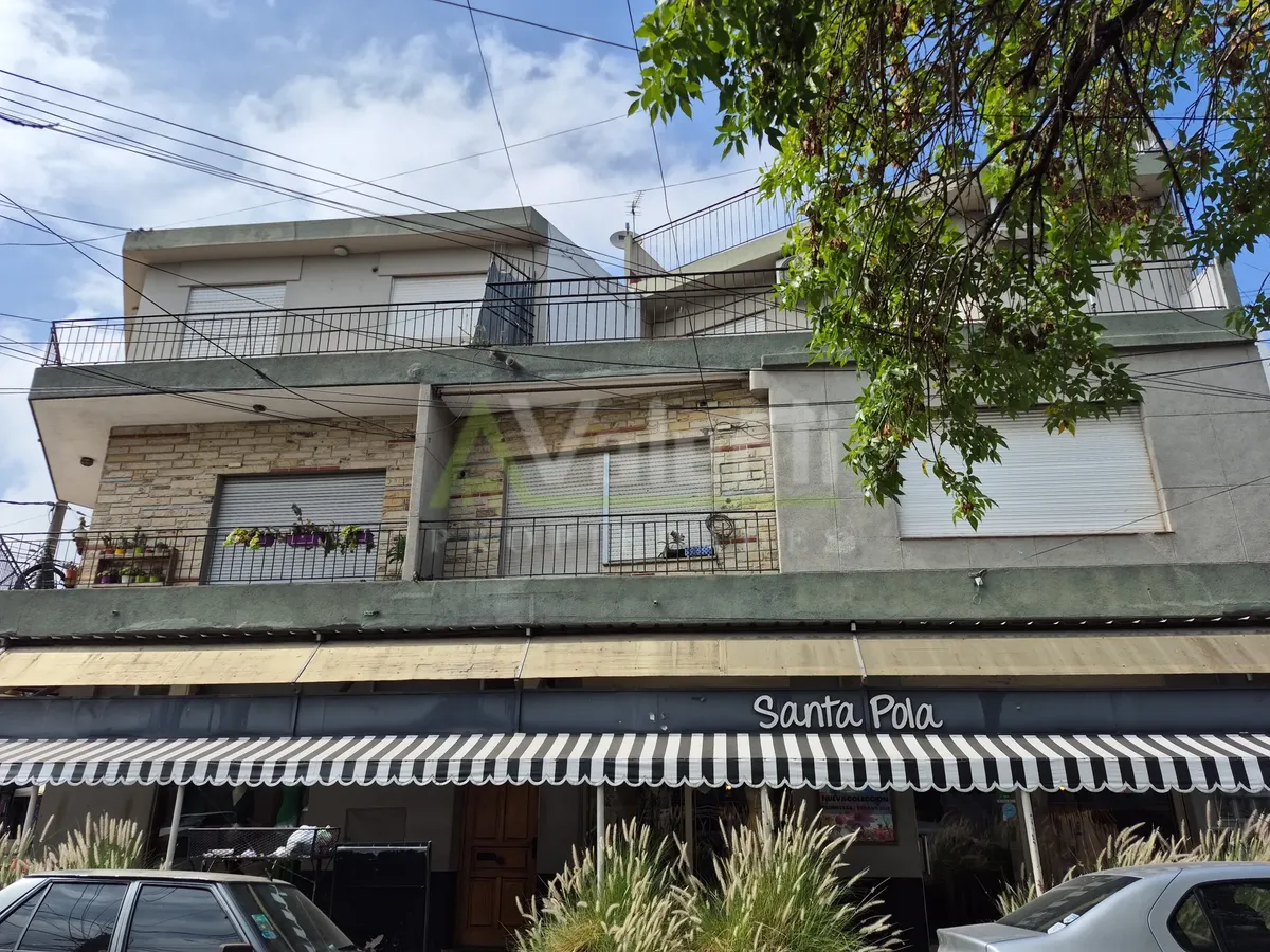 Apartamento de três ambientes no andar térreo com varanda e área de lavanderia em Villa Tesei, Hurlingham