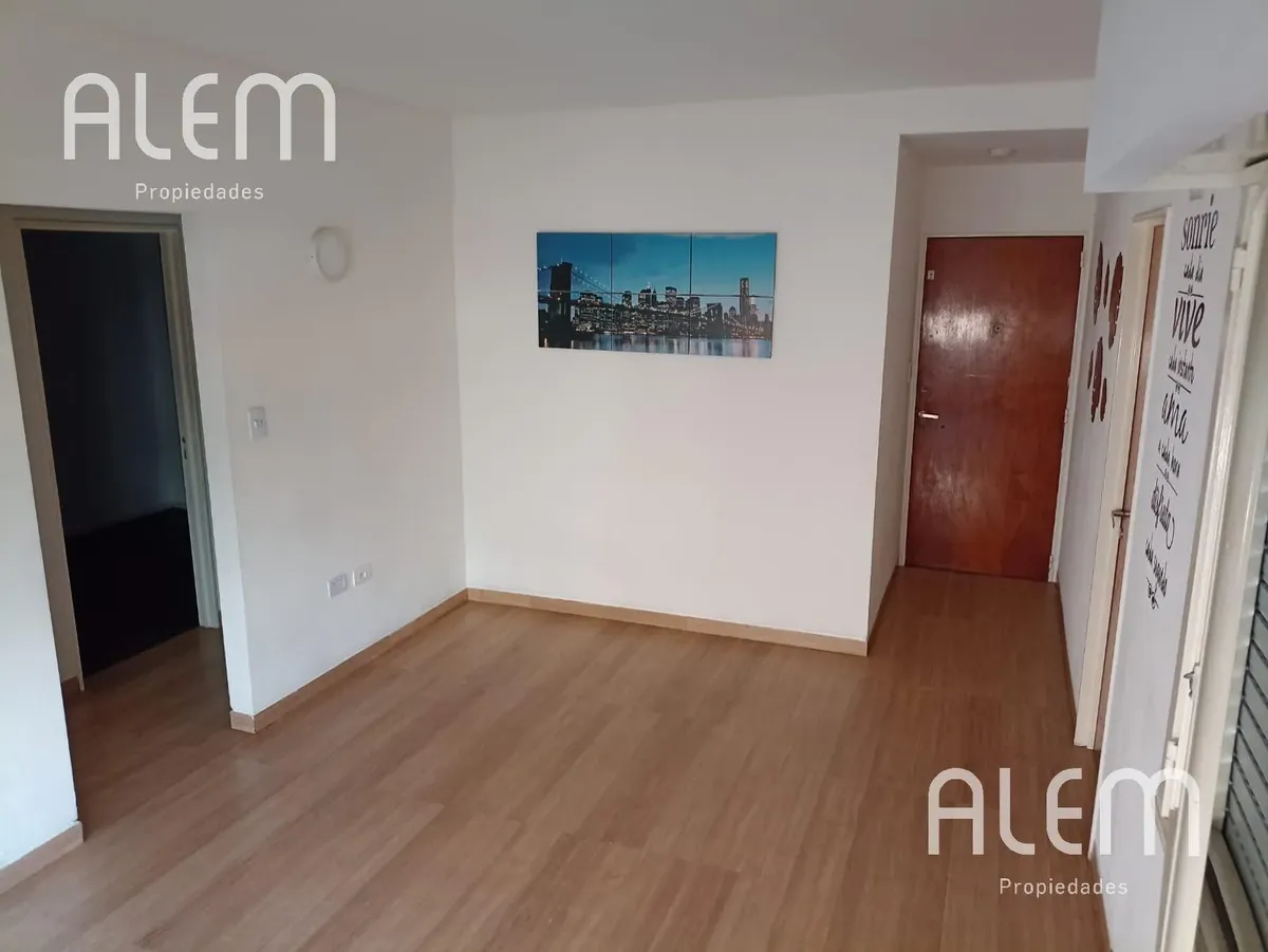 Departamento de 3 ambientes en el centro de Lomas de Zamora