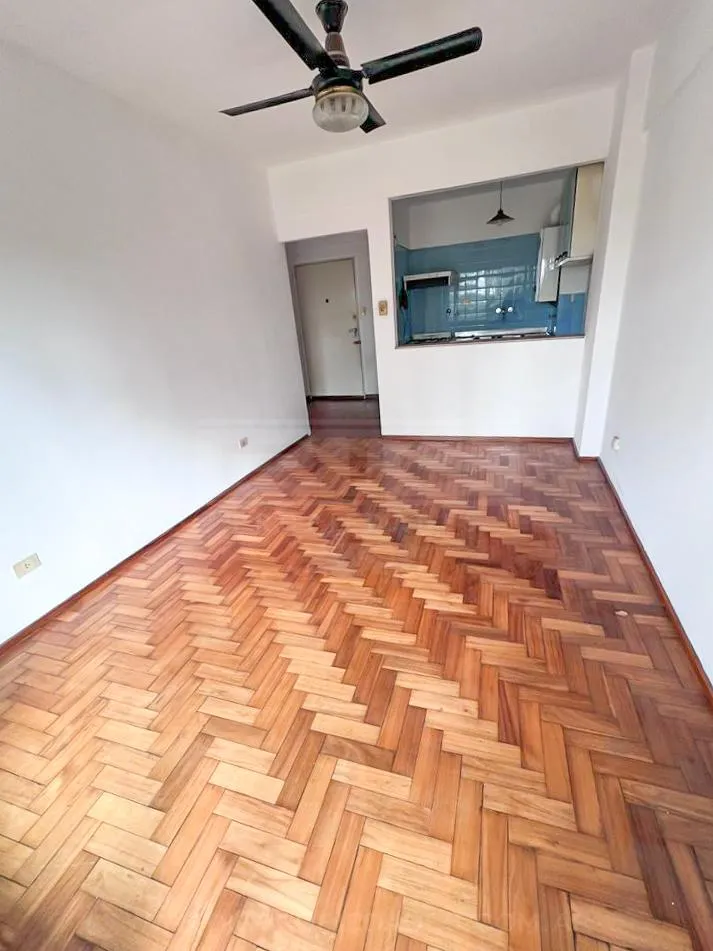 Departamento de 2 ambientes con balcón al frente en Olivos