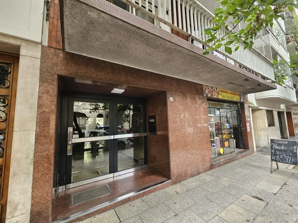 Apartamento de 3 ambientes de fundos com varanda em Recoleta