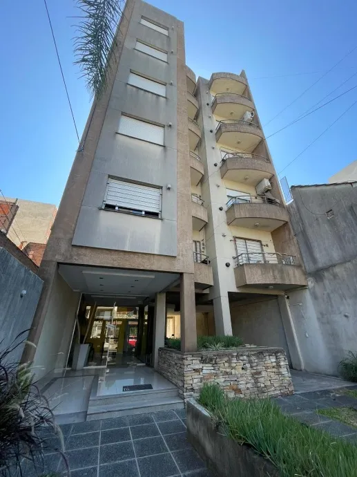Apartamento de 2 ambientes de fundos em Morón com vaga de garagem