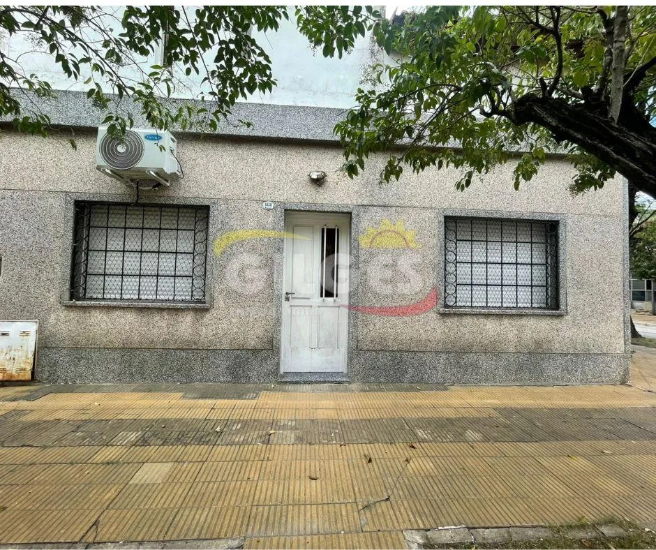 Four-room house in Ramos Mejía, with terrace and covered parking
