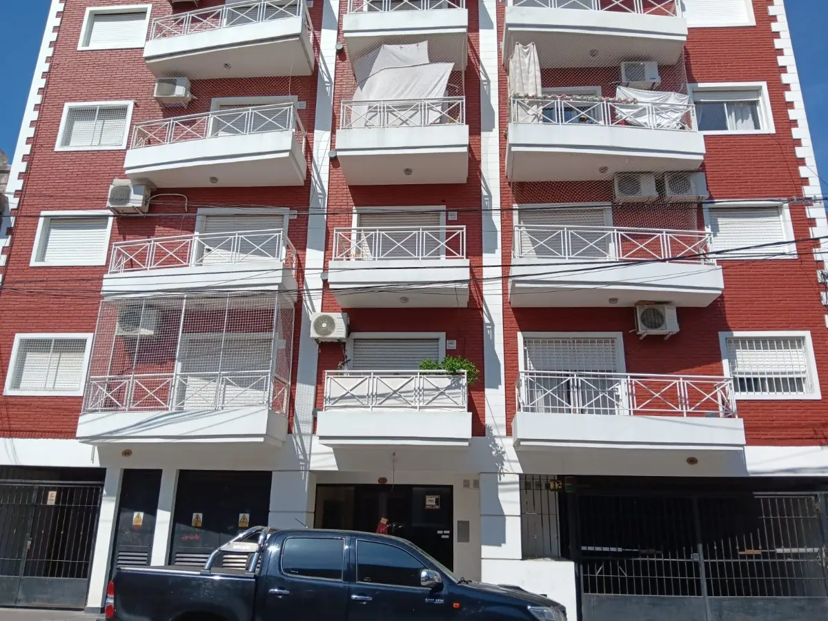 Квартира с 2 комнатами, балконом и кухней с отдельной столовой в Vélez Sarsfield