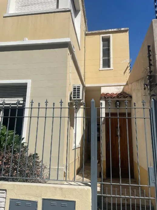 Commercial or professional-use three-bedroom apartment in Ramos Mejía Sur