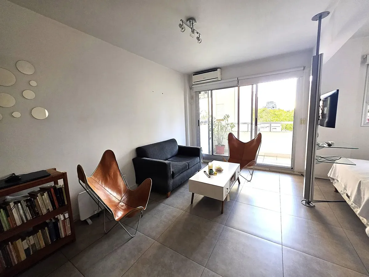 Monoambiente con balcón en Caballito