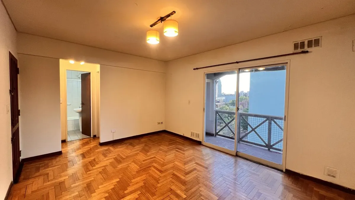 Apartamento de dois ambientes de 1 quarto com varanda em Morón