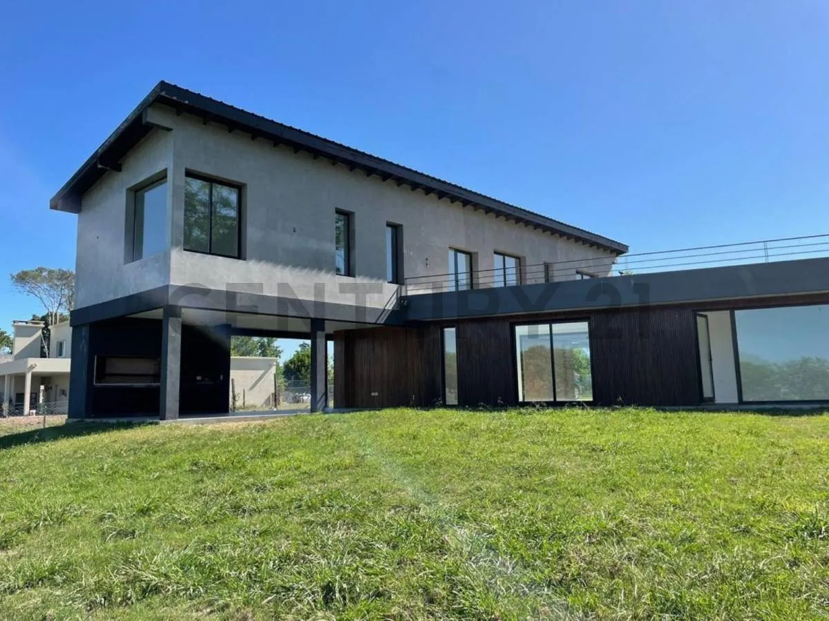 Four-bedroom apartment in Escobar (San Matías)
