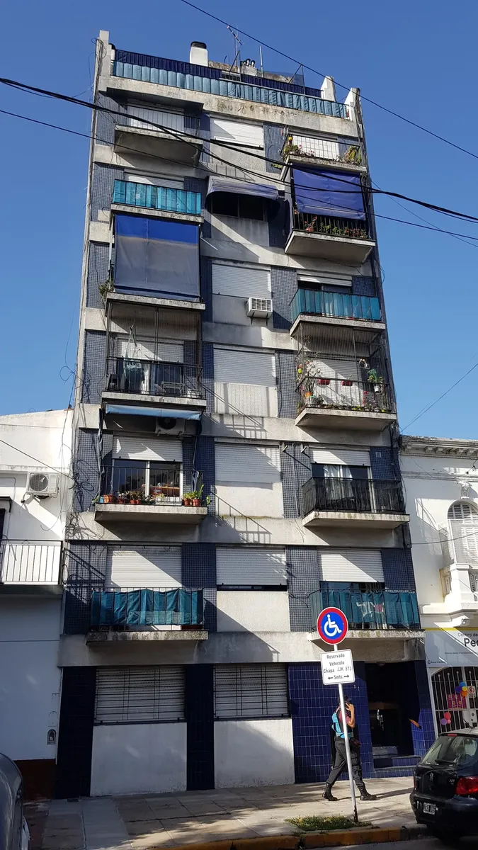 Apartamento de dois ambientes lateral em Liniers