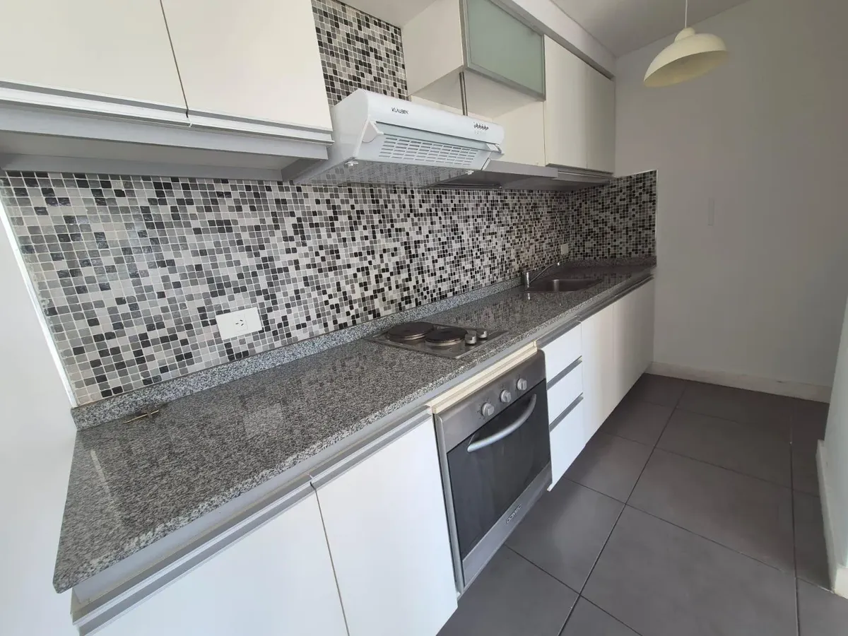 Apartamento de dois ambientes com varanda corrida em Núñez