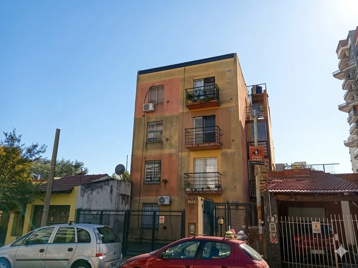 Apartamento de dois ambientes de frente com vaga de garagem em Morón