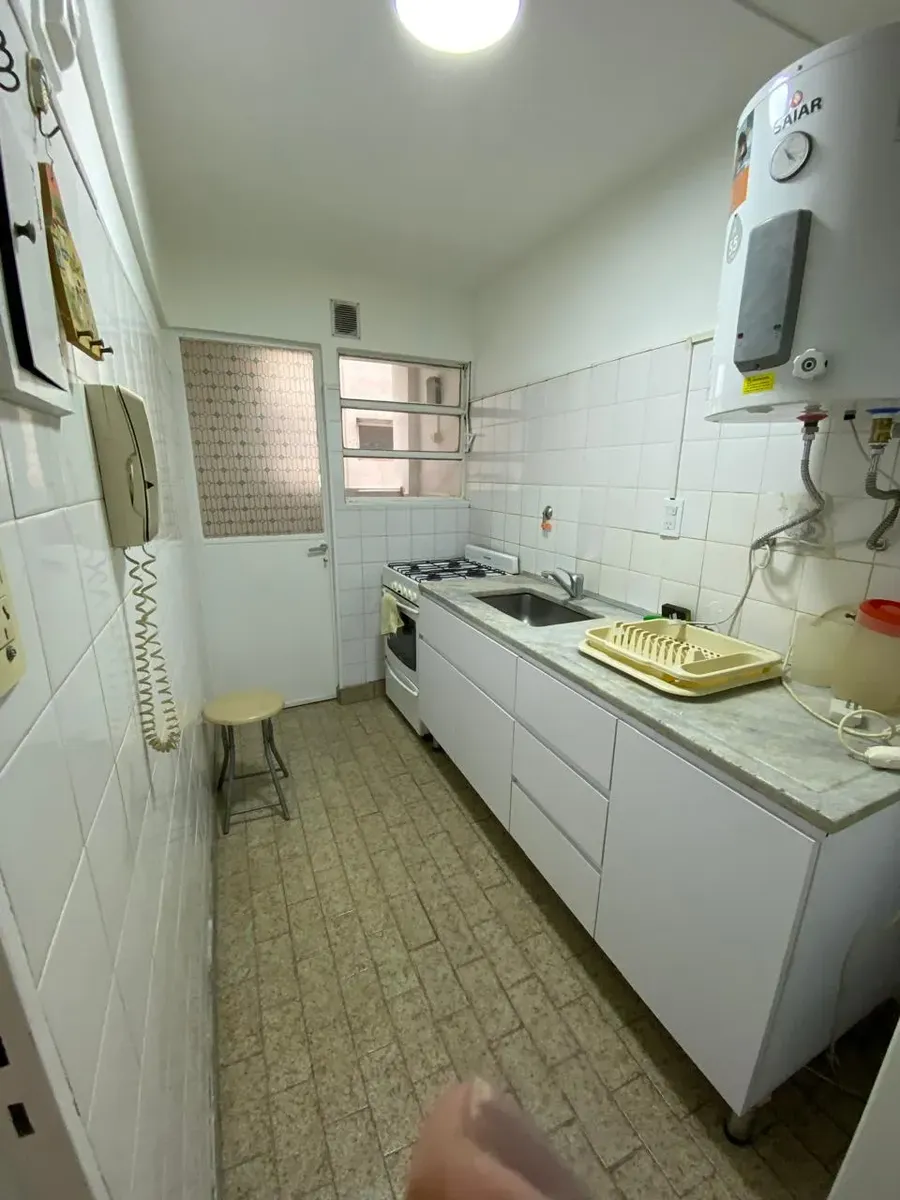 Меблированная квартира с 2 спальнями в Villa Devoto без коммунальных платежей здания