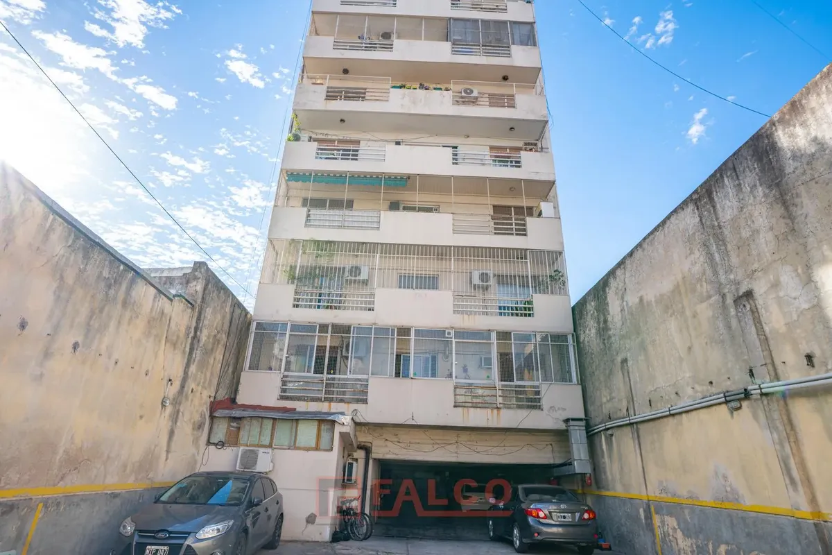 Departamento de 3 ambientes con balcón al frente en Flores