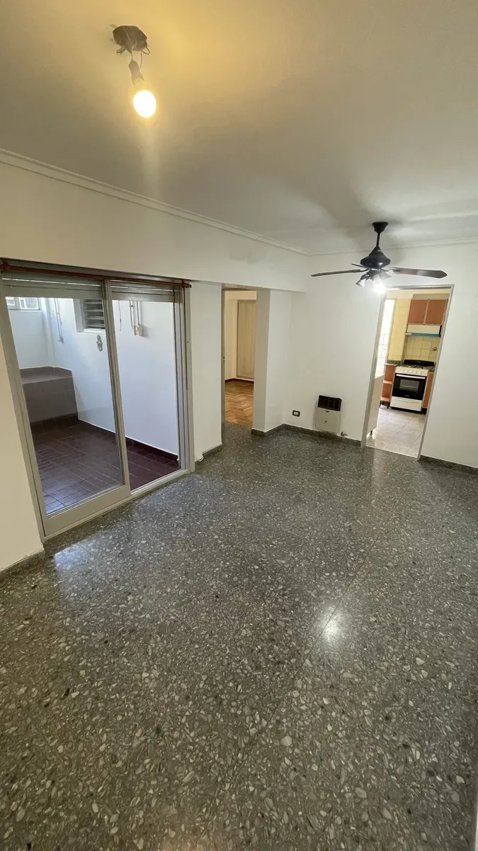 Apartamento de dois ambientes em Liniers com cozinha separada e varanda