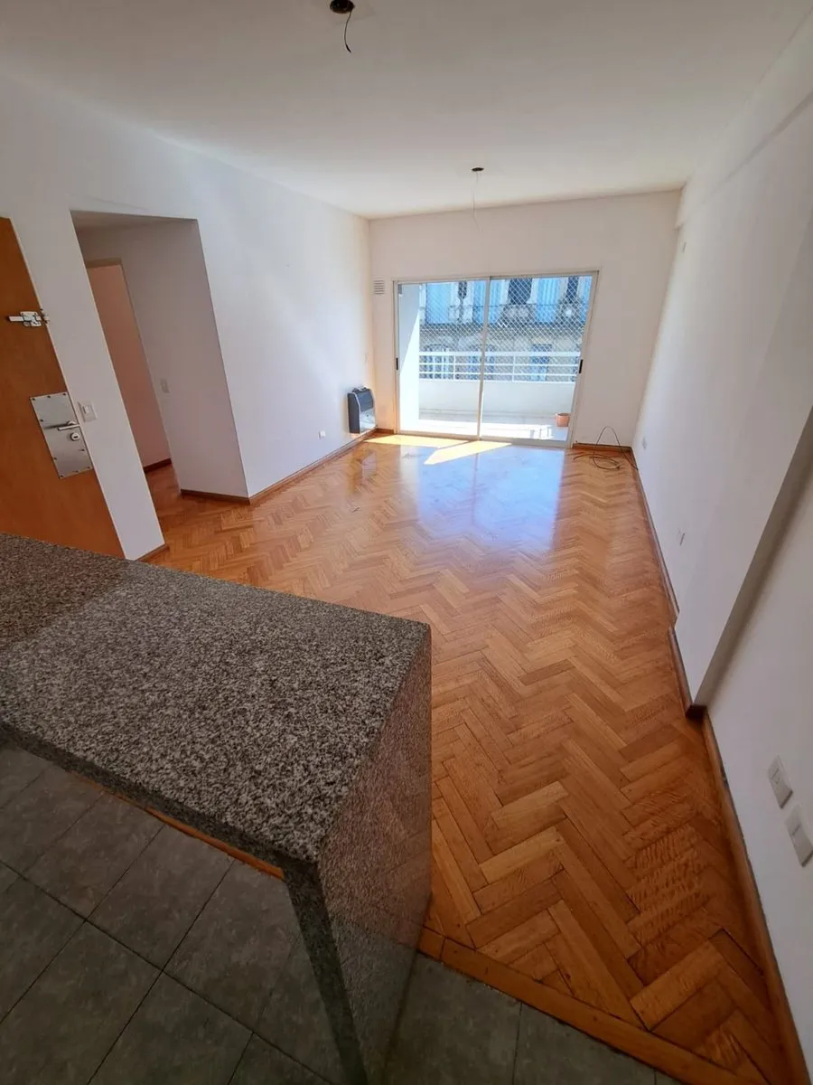Apartamento de dois ambientes com varanda e vaga fixa em San Telmo